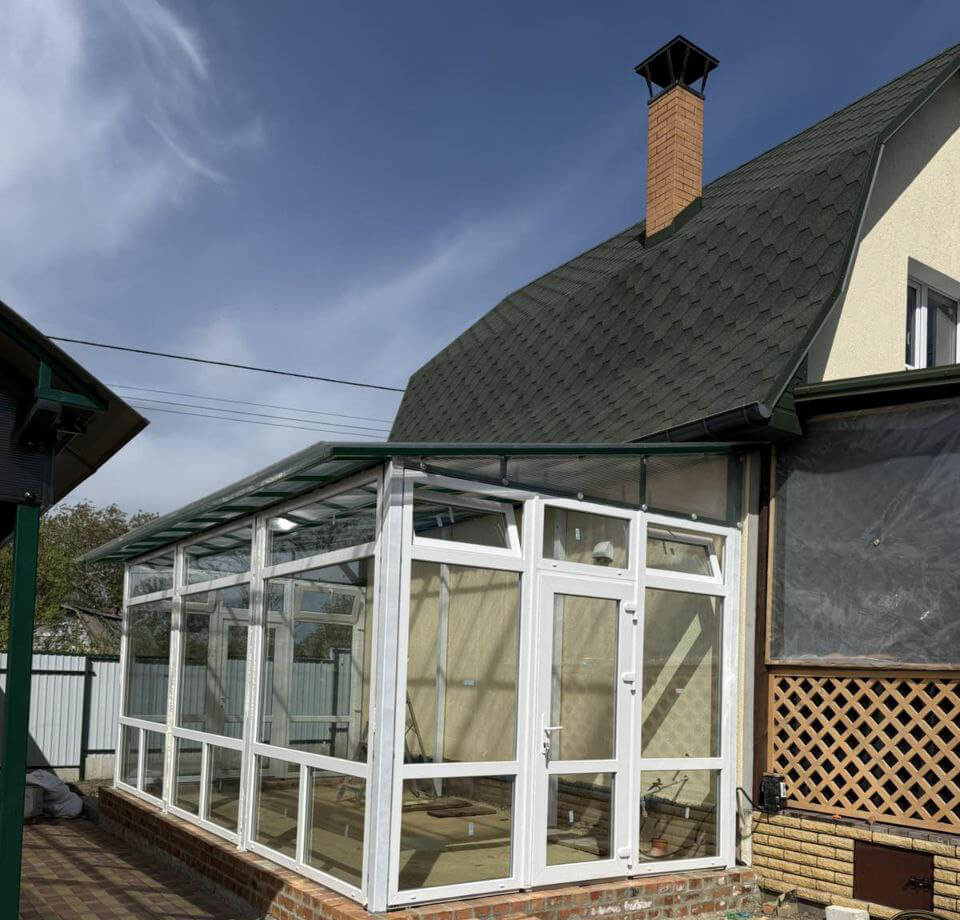 Остекление веранды пластиковыми окнами